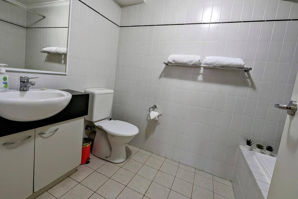 City & Lakeside With Free Parking, Pool And 10 Mins Walk Into The City Perth Exterior photo