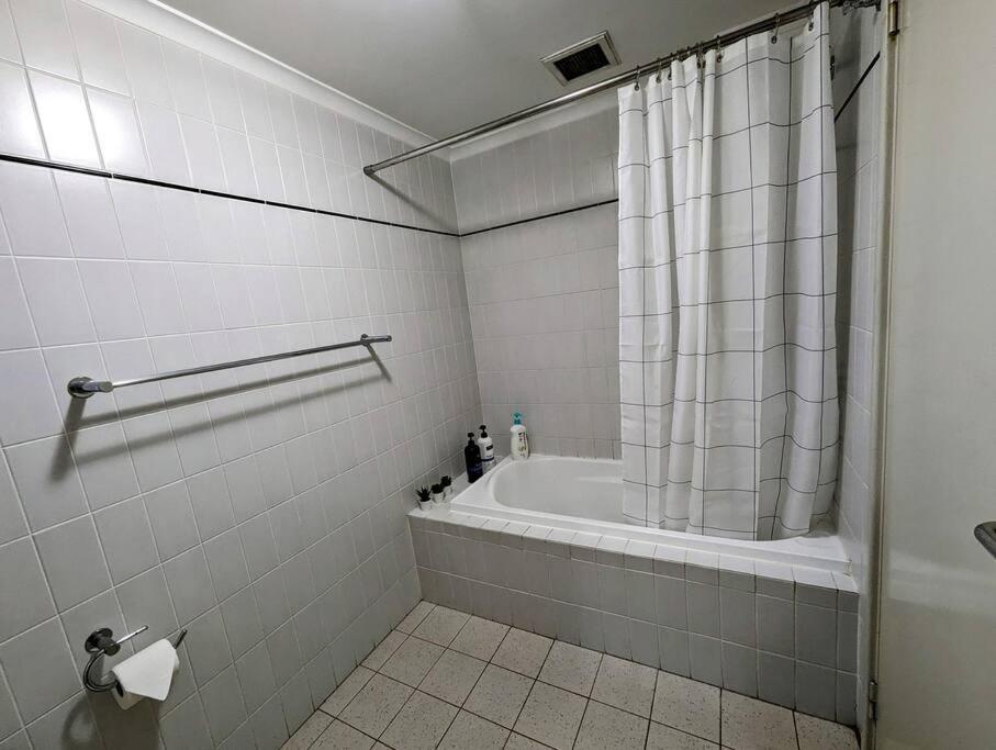 City & Lakeside With Free Parking, Pool And 10 Mins Walk Into The City Perth Exterior photo