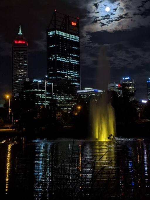 City & Lakeside With Free Parking, Pool And 10 Mins Walk Into The City Perth Exterior photo