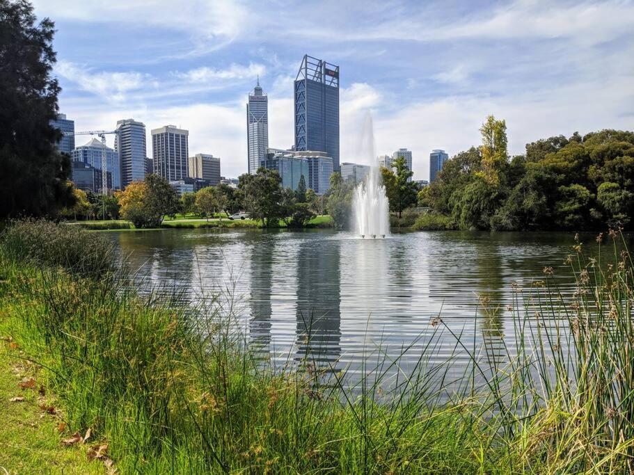 City & Lakeside With Free Parking, Pool And 10 Mins Walk Into The City Perth Exterior photo
